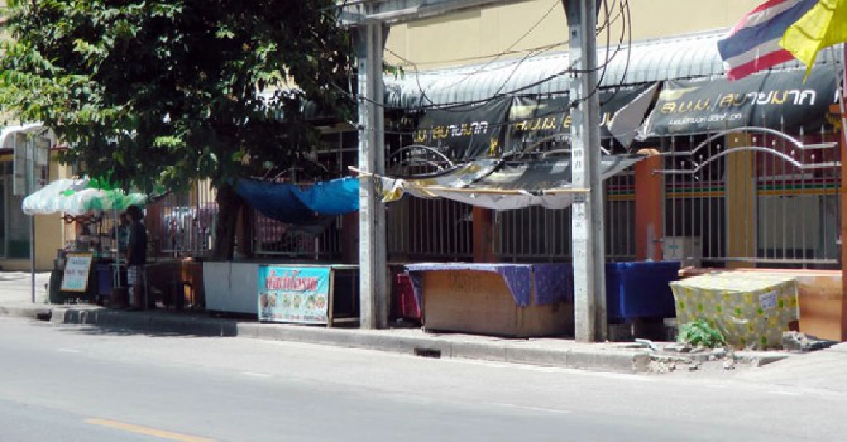 ทิ้งขยะบนถนน

