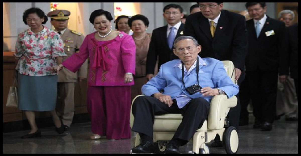 'ในหลวง-ราชินี'เสด็จฯวังสระปทุม 'ในหลวง-ราชินี'เสด็จฯวังสระปทุม