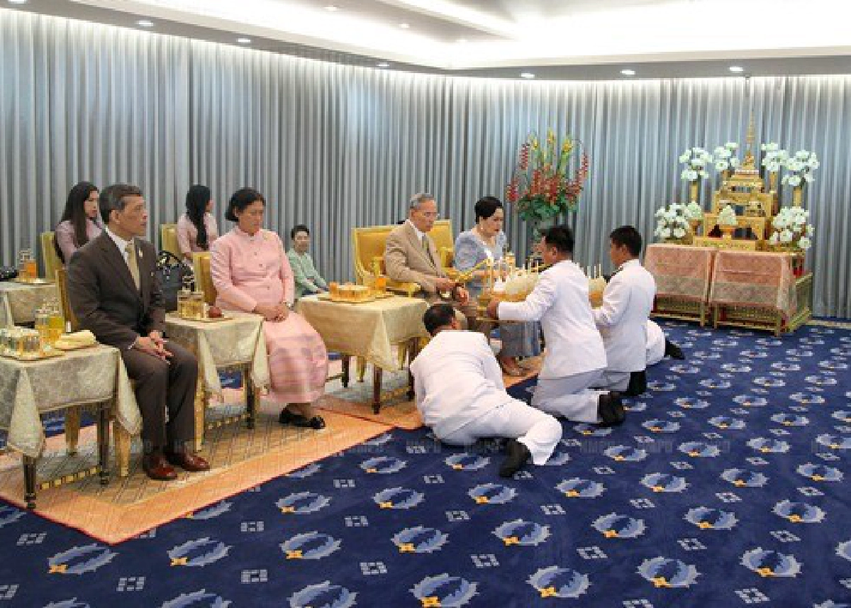 ในหลวง-ราชินีทรงบำเพ็ญพระราชกุศล ในหลวง-ราชินีทรงบำเพ็ญพระราชกุศล