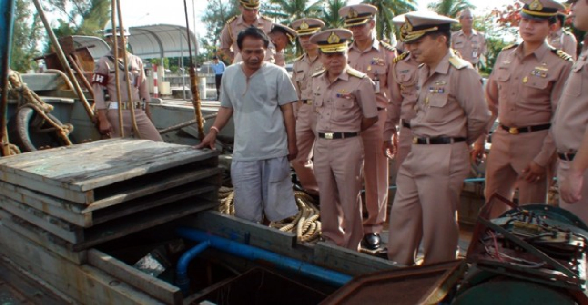 ทร.จับเรือขายน้ำมันเถื่อน3หมื่นลิตร ทร.จับเรือขายน้ำมันเถื่อน3หมื่นลิตร