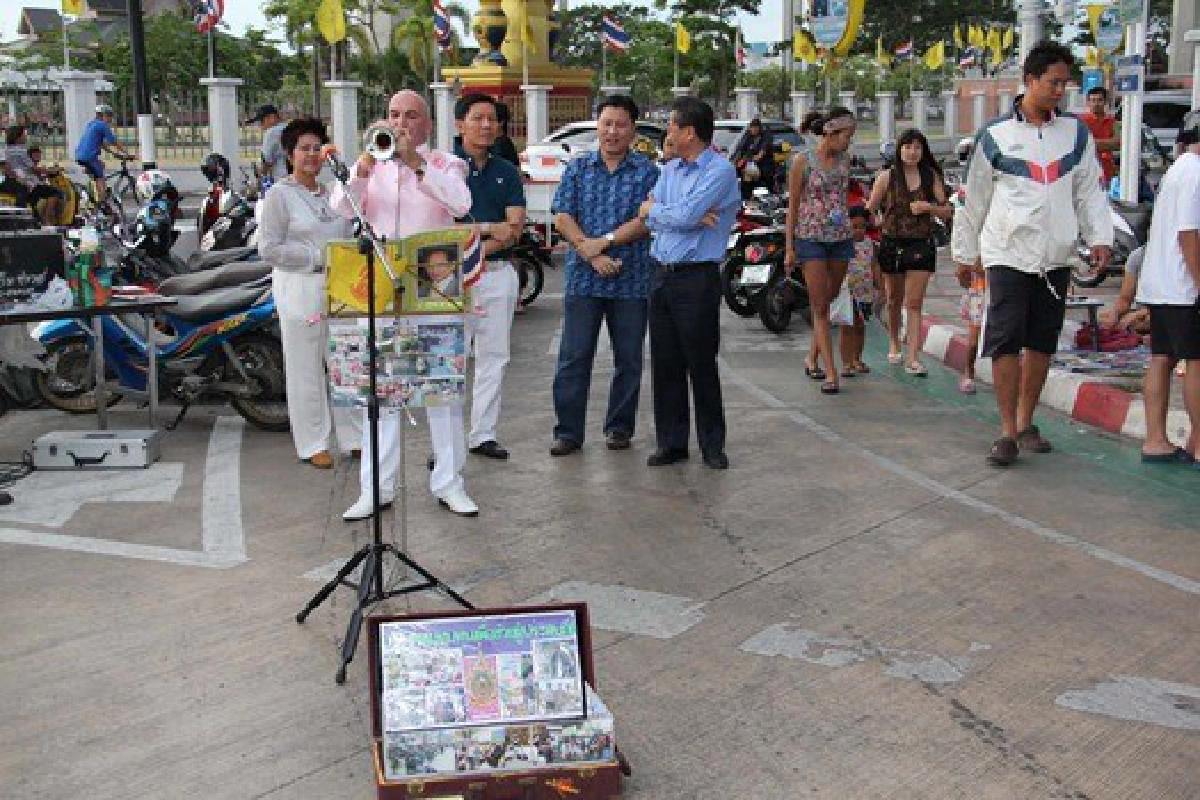 ฝรั่งหัวใจไทยเป่าทรัมเป็ตถวายในหลวง ฝรั่งหัวใจไทยเป่าทรัมเป็ตถวายในหลวง
