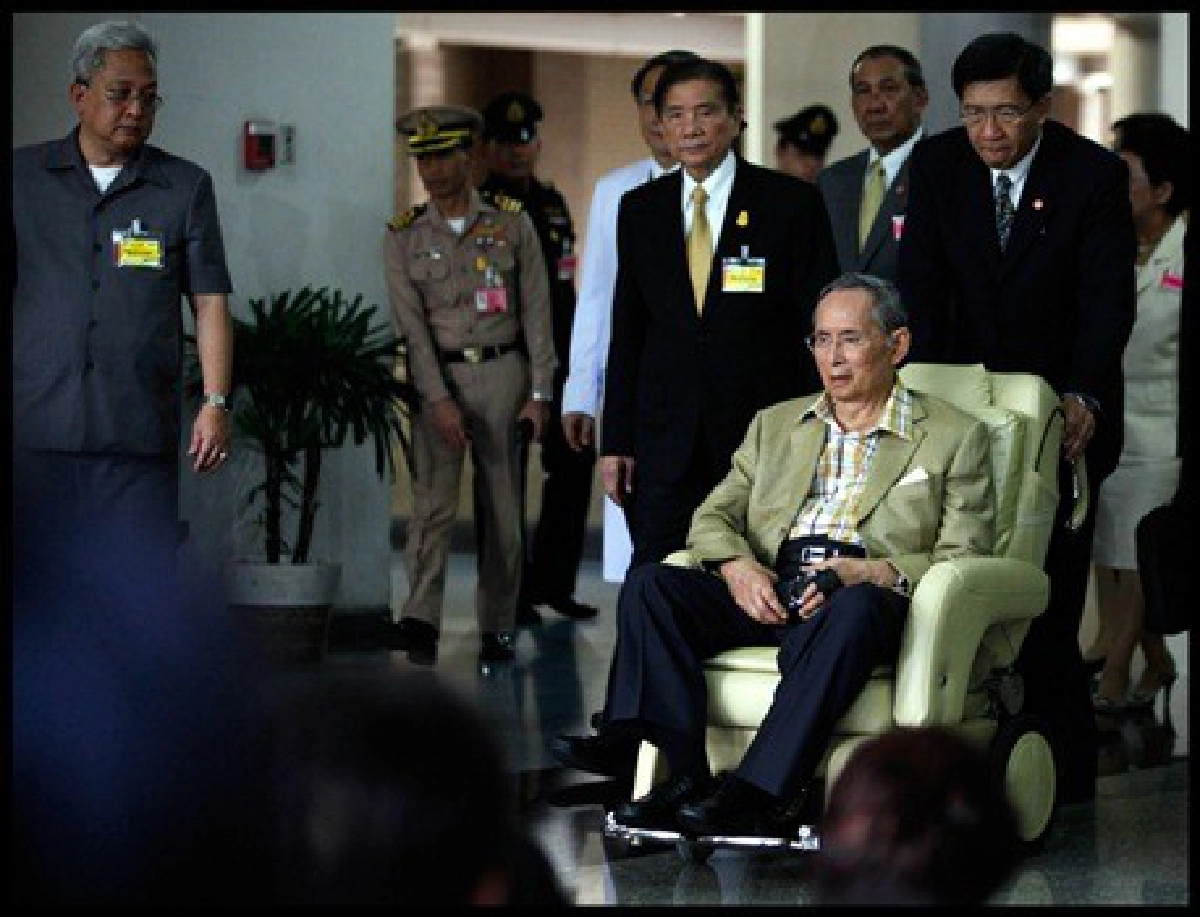 ในหลวงเสด็จฯพระที่นั่งจักรีมหาปราสาท ในหลวงเสด็จฯพระที่นั่งจักรีมหาปราสาท
