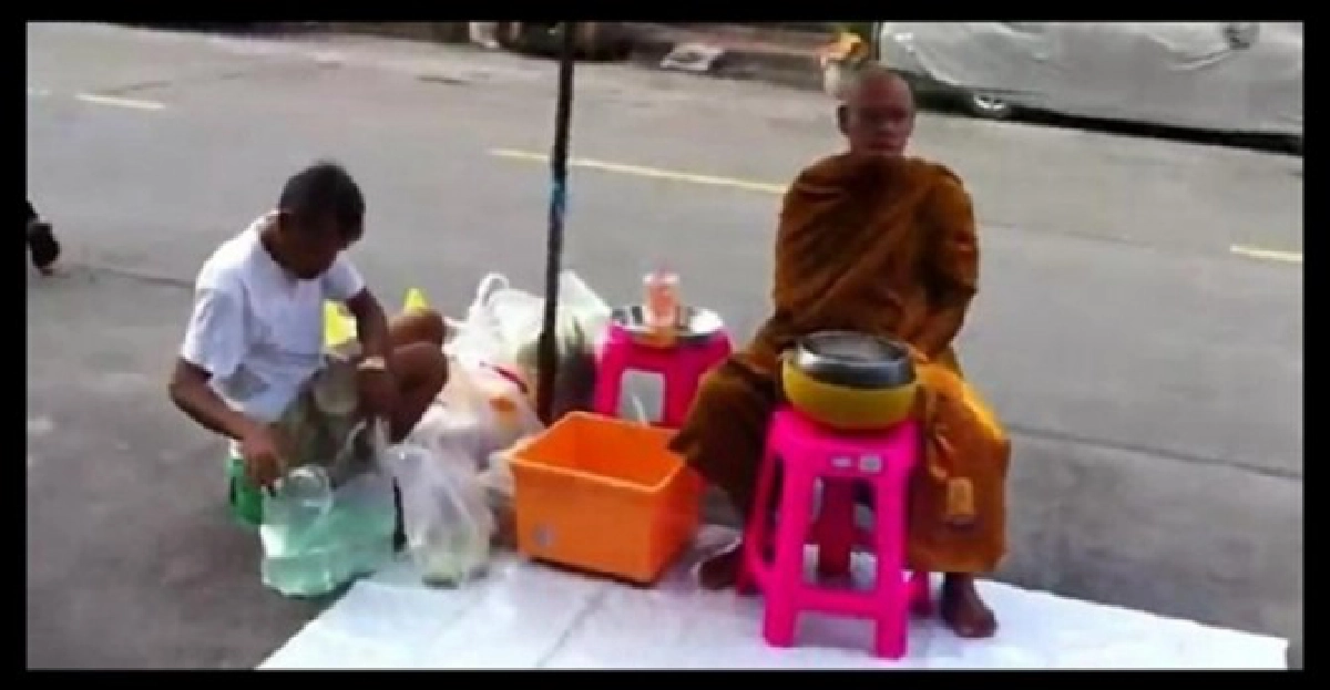 ชาวเน็ตรุมแฉพระปักหลักรับบาตรอื้อ!