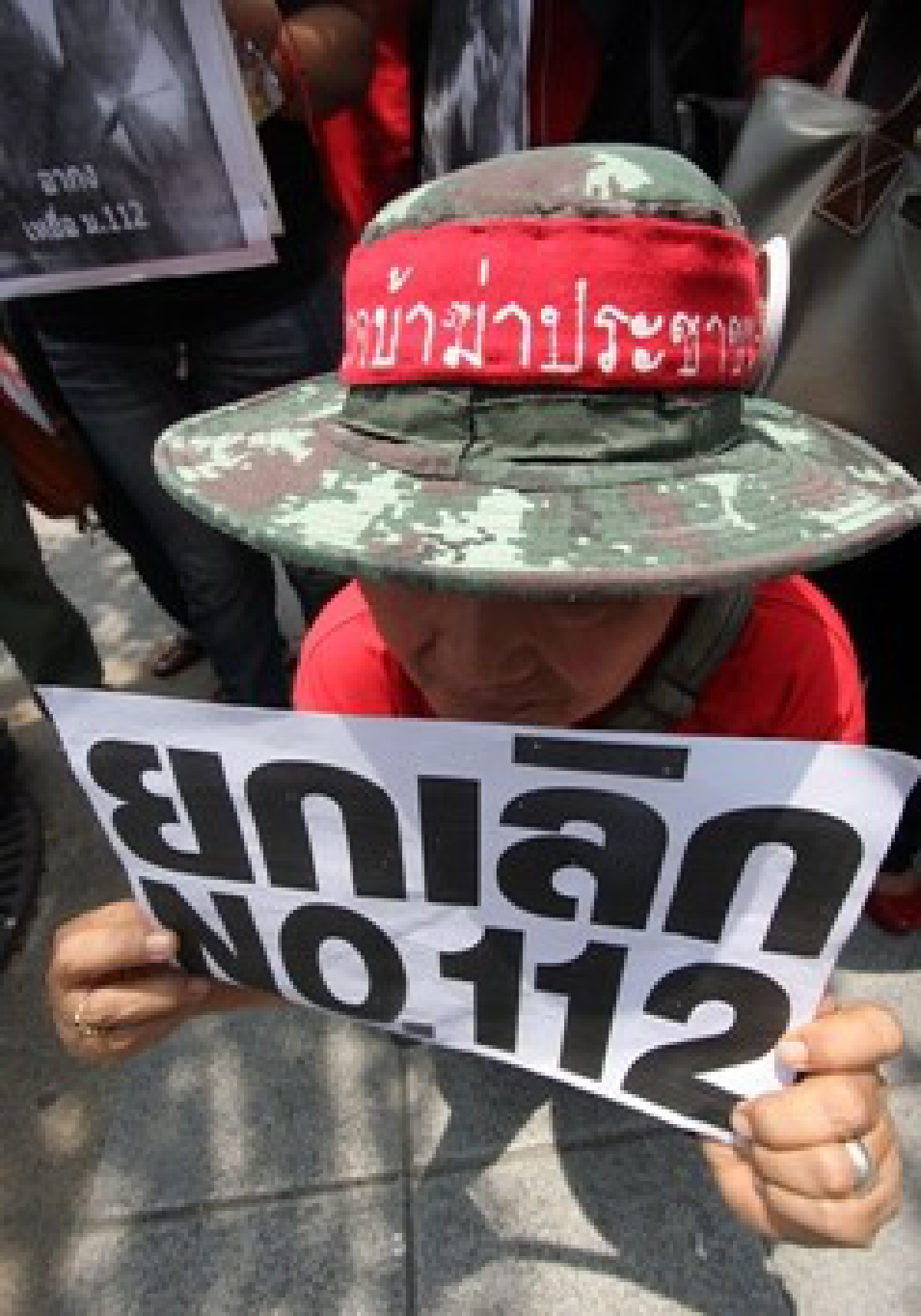 ม็อบแดงอากงร้องนิรโทษผู้ต้องหาม.112
ม็อบแดงอากงร้องนิรโทษผู้ต้องหาม.112