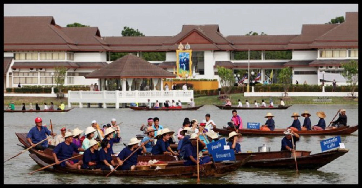 'แจกสูจิบัตรหมื่นเล่ม'พสกนิกรรับเสด็จ 'แจกสูจิบัตรหมื่นเล่ม'พสกนิกรรับเสด็จ