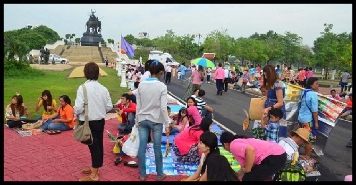 ประมวลภาพพสกนิกรเฝ้าฯรับเสด็จ'ในหลวง' ประมวลภาพพสกนิกรเฝ้าฯรับเสด็จ'ในหลวง'