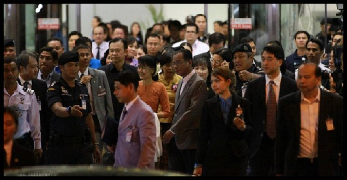 'ซูจี'ถึงไทยนักข่าวไทย-เทศรอทำข่าวตรึม 'ซูจี'ถึงไทยนักข่าวไทย-เทศรอทำข่าวตรึม