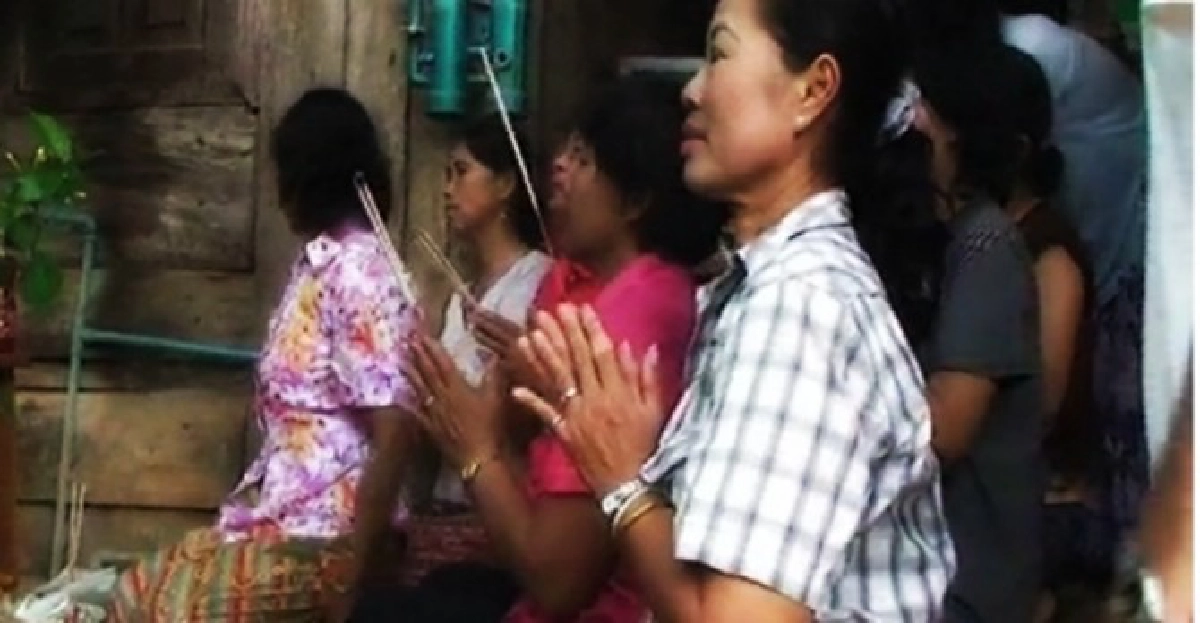 แห่ขอหวย!พระพุทธรูปบนใบพลับพลึง