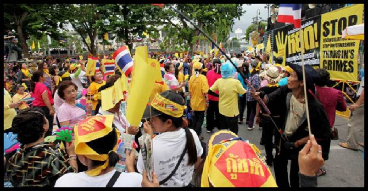 พธม.ล้อมสภากันส.ส.เข้าประชุม


