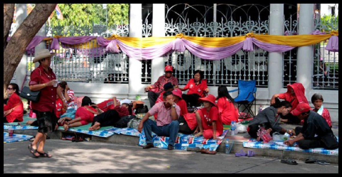 'นปช.'ตั้งโต๊ะล่าชื่อถอด7ตลก.แล้ว
'นปช.'ตั้งโต๊ะล่าชื่อถอด7ตลก.แล้ว