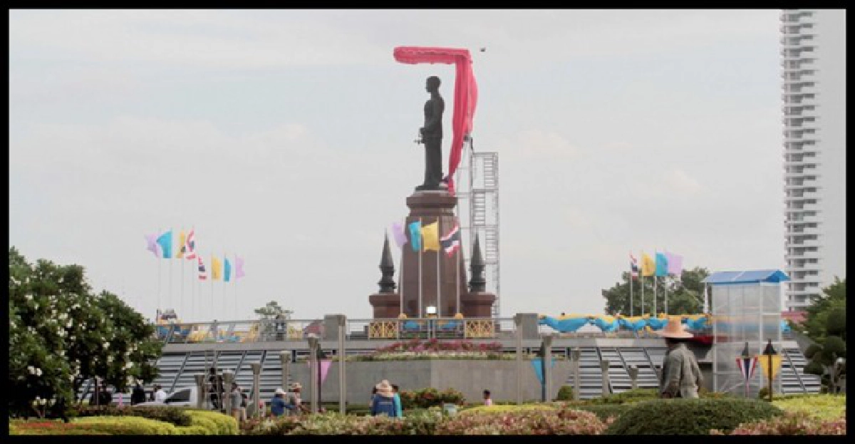 ปชช.รอรับเสด็จฯในหลวงทรงเปิดพระบรมราชานุสาวรีย์ร.8
ปชช.รอรับเสด็จฯในหลวงทรงเปิดพระบรมราชานุสาวรีย์ร.8