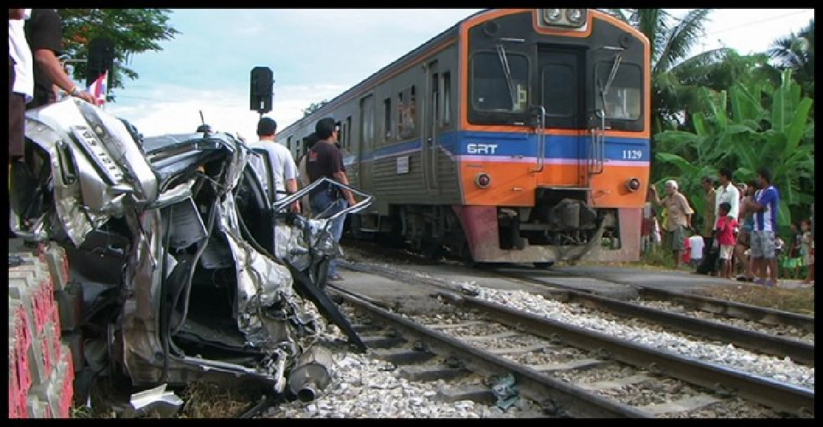สลด!รถไฟชนเก๋งดับ1สาหัส1
