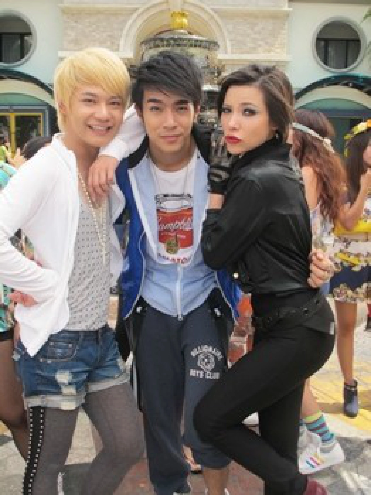 'ไต้ฝุ่น'ปะทะ'นุ้ย-ต้นหอม'แดนซ์จัดเต็มในเอ็มวี
'ไต้ฝุ่น'ปะทะ'นุ้ย-ต้นหอม'แดนซ์จัดเต็มในเอ็มวี
