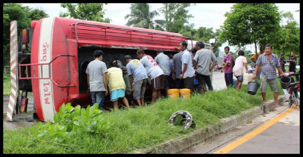 รถน้ำมันคว่ำชาวบ้านแห่รองไม่หวั่นบึ้ม