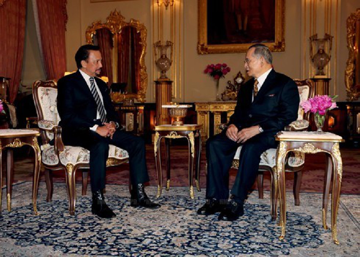 ในหลวงเสด็จพระที่นั่งจักรีฯ ในหลวงเสด็จพระที่นั่งจักรีฯ