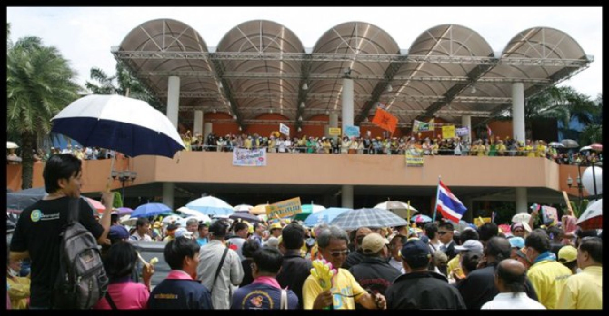 อัยการเลื่อนสั่งคดี พธม.ปิดสนามบิน
อัยการเลื่อนสั่งคดี พธม.ปิดสนามบิน