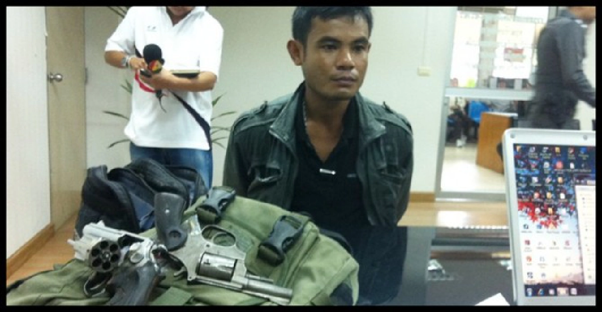 รวบชายแต่งตัวคล้ายทหารพกระเบิด-ปืน
รวบชายแต่งตัวคล้ายทหารพกระเบิด-ปืน