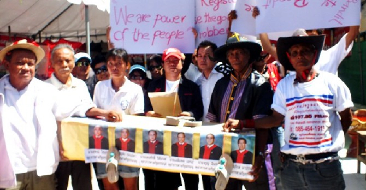 'แดงปทุม-สำโรง'เผาโลงประท้วงตุลาการฯ 'แดงปทุม-สำโรง'เผาโลงประท้วงตุลาการฯ