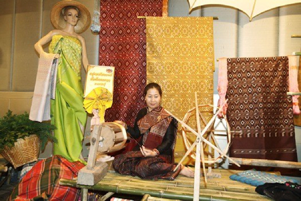 รวมพลังสตรีไทยเทิดไท้ราชินี รวมพลังสตรีไทยเทิดไท้ราชินี