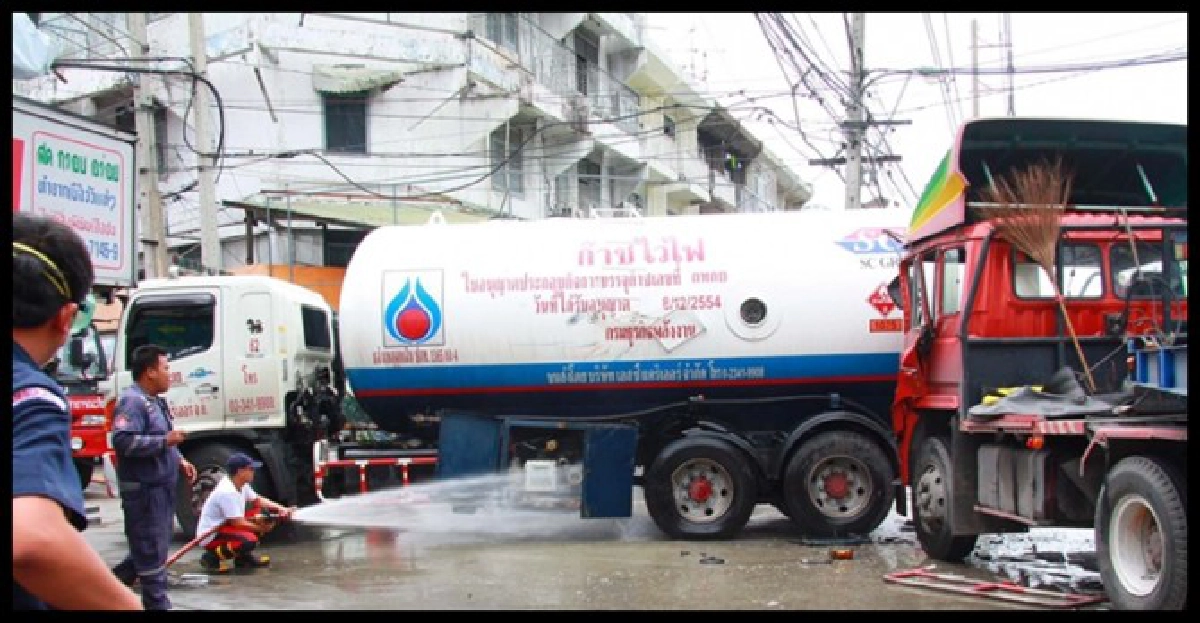 หวิดบึ้ม!18ล้อชนรถแก๊สLPG10ตันรั่ว หวิดบึ้ม!18ล้อชนรถแก๊สLPG10ตันรั่ว