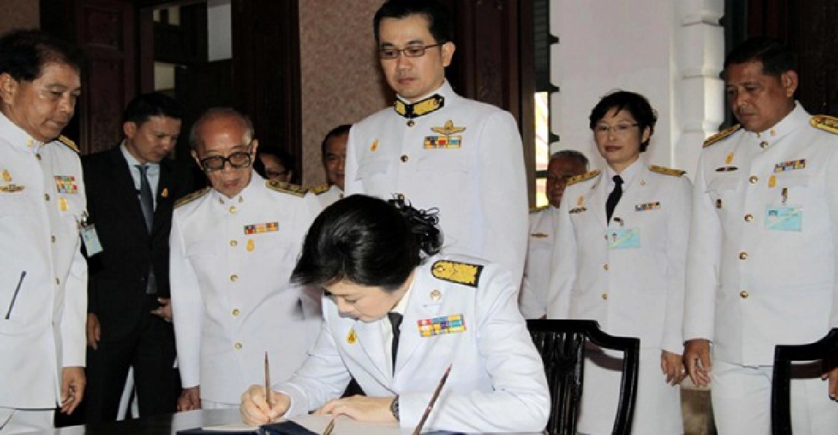 'นายกฯ-คู่สมรส'ลงนามถวายพระพรสมเด็จพระบรมฯ 'นายกฯ-คู่สมรส'ลงนามถวายพระพรสมเด็จพระบรมฯ