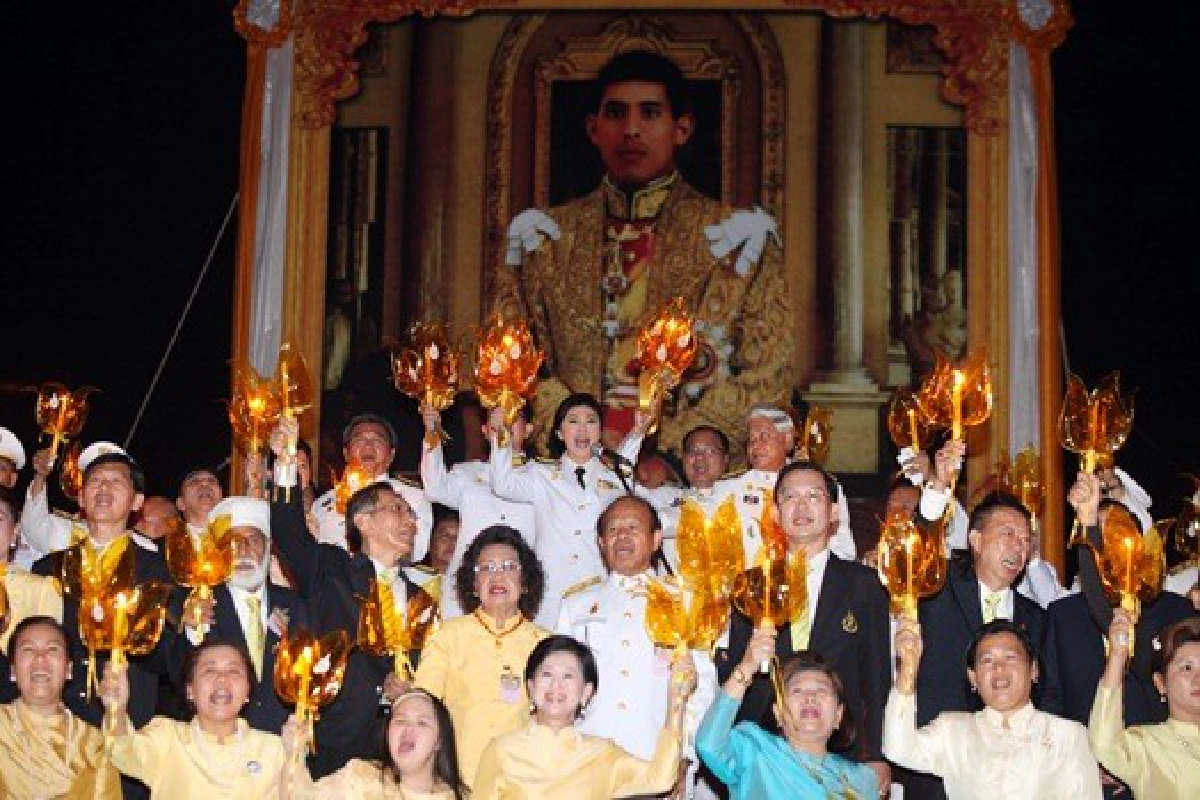 พสกนิกรพร้อมใจถวายพระพรพระบรมฯ พสกนิกรพร้อมใจถวายพระพรพระบรมฯ