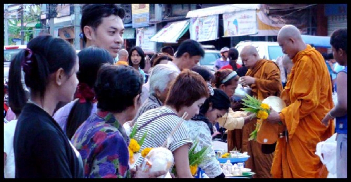 คึกคัก!ชาวสงขลาทำบุญตักบาตรวันเข้าพรรษา คึกคัก!ชาวสงขลาทำบุญตักบาตรวันเข้าพรรษา
