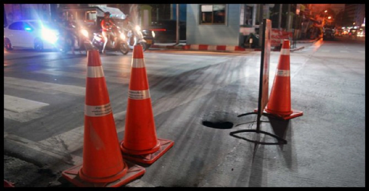 ถนนทรุด!กลางสี่แยกอโศกจราจรติดหนัก ถนนทรุด!กลางสี่แยกอโศกจราจรติดหนัก