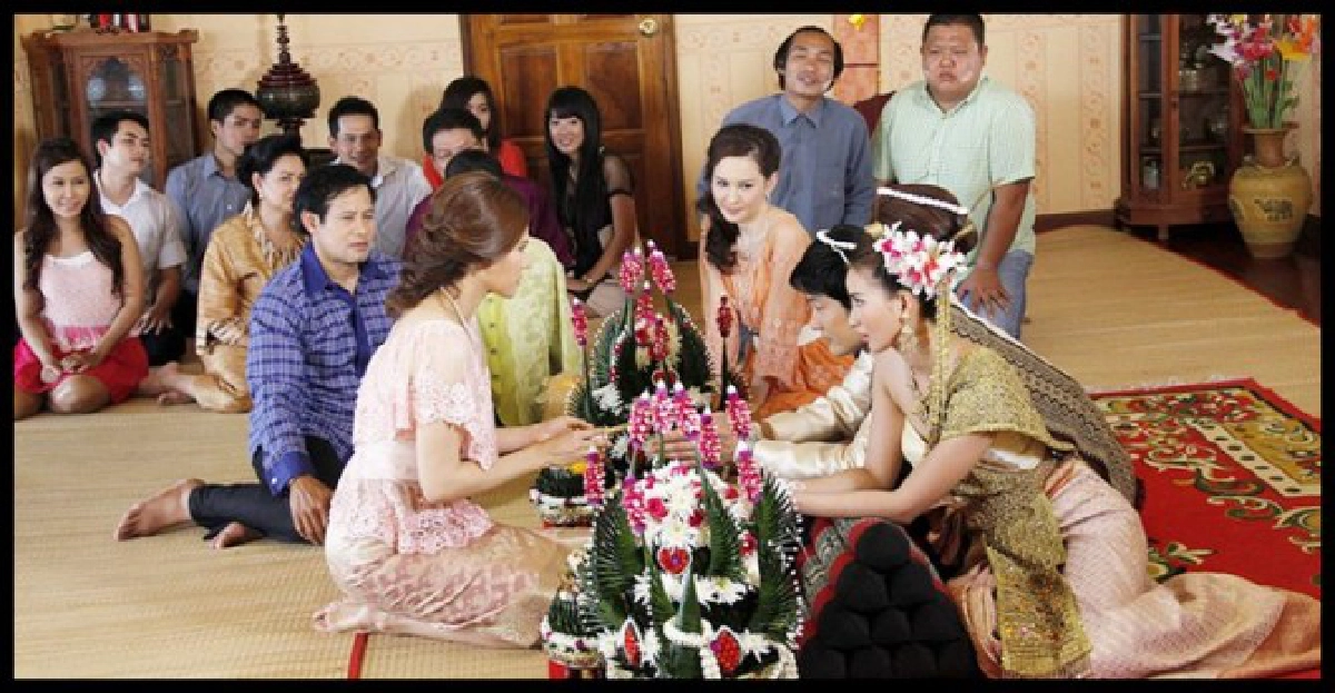 'อั๋น'ควง'น้ำฝน'แต่งสายฟ้าแลบ
'อั๋น'ควง'น้ำฝน'แต่งสายฟ้าแลบ