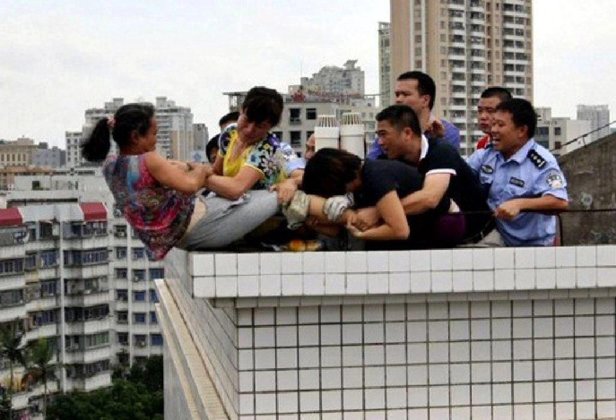 ชมภาพ!วินาทียื้อชีวิตสาวใหญ่แดนมังกร ชมภาพ!วินาทียื้อชีวิตสาวใหญ่แดนมังกร