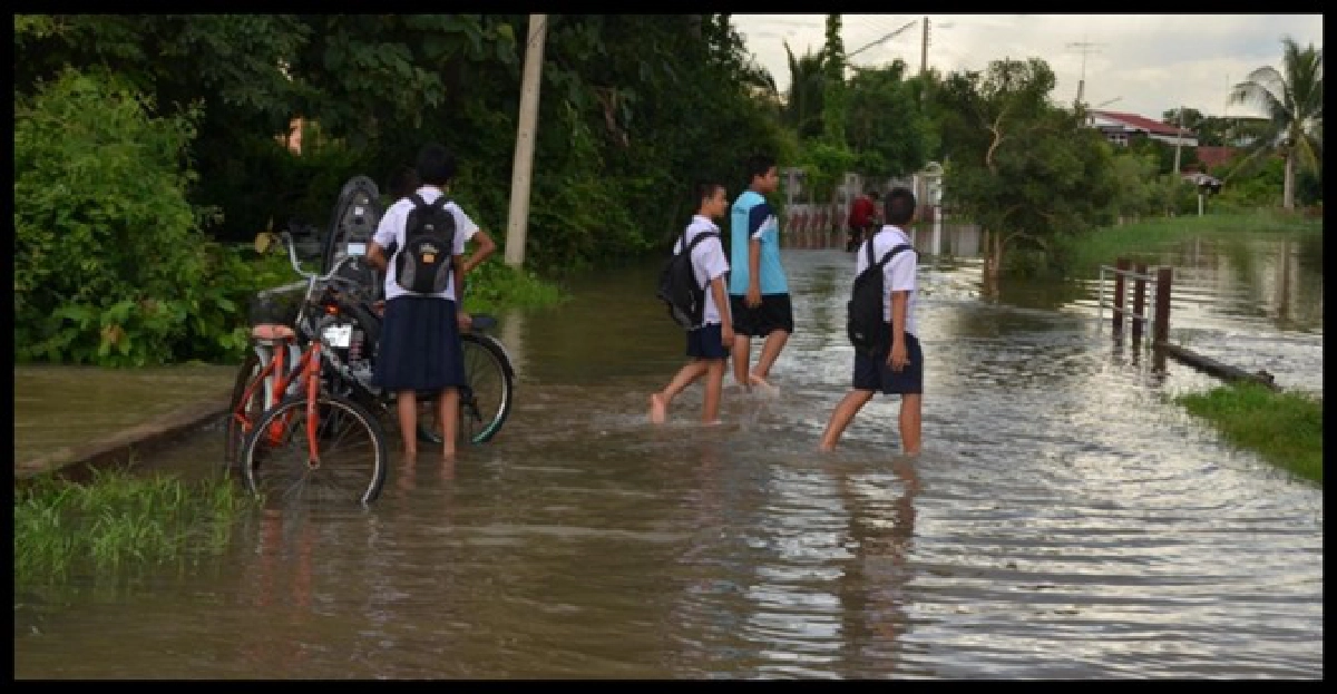 น้ำป่า!พิจิตรอ่วมนร.ต้องลุยน้ำไปร.ร.