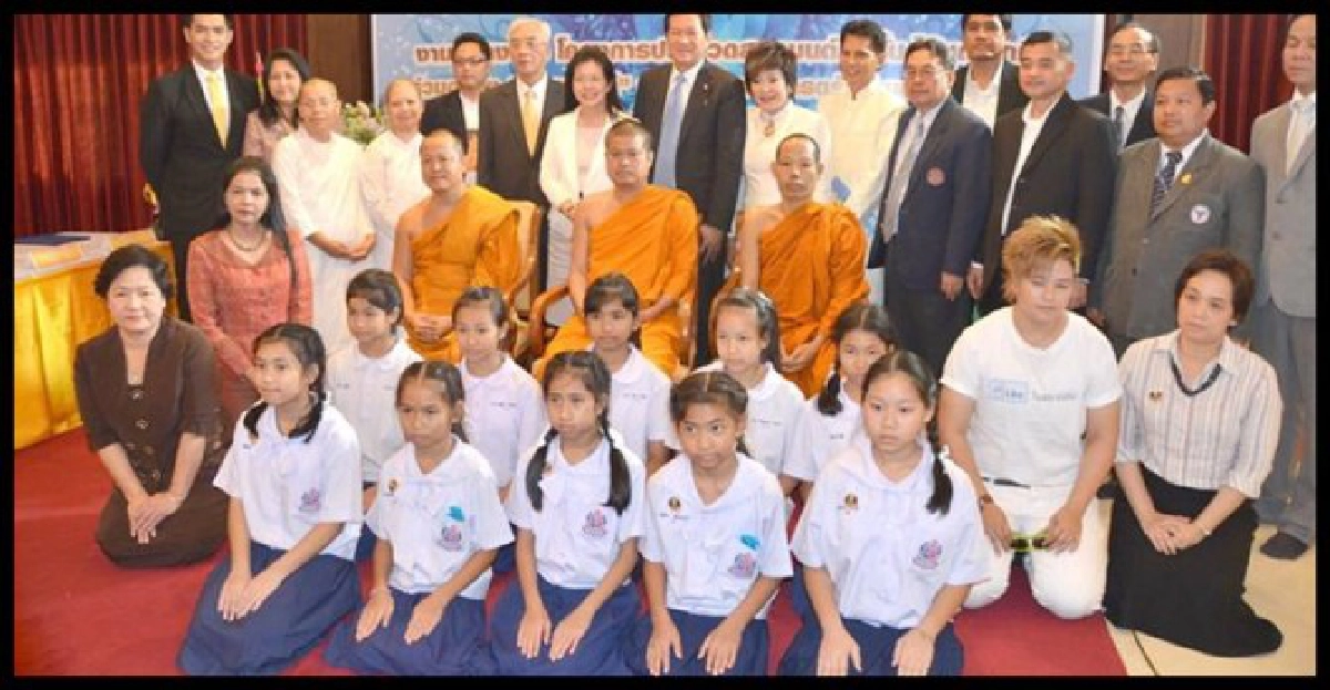 ประกวด'สวดมนต์ยกชั้นได้บุญยกทีม' ประกวด'สวดมนต์ยกชั้นได้บุญยกทีม'