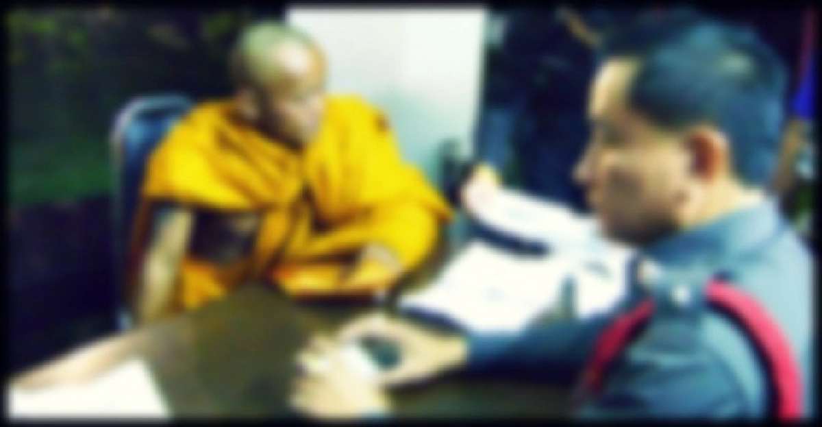 สุดทน!จับพระปลอมเมาตระเวนขอเงิน สุดทน!จับพระปลอมเมาตระเวนขอเงิน