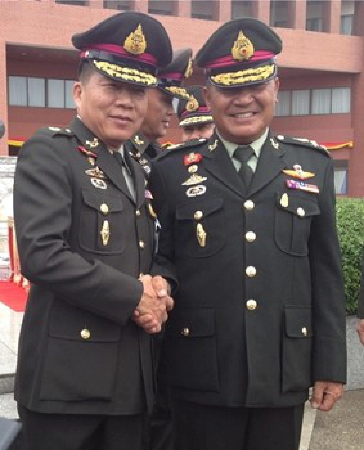 'เสถียร'จับมือ'ทนงศักดิ์'ปัดขัดแย้ง 'เสถียร'จับมือ'ทนงศักดิ์'ปัดขัดแย้ง