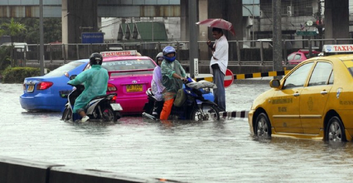 ฝนถล่มกทม.น้ำท่วมขัง-จราจรหนึบ! ฝนถล่มกทม.น้ำท่วมขัง-จราจรหนึบ!