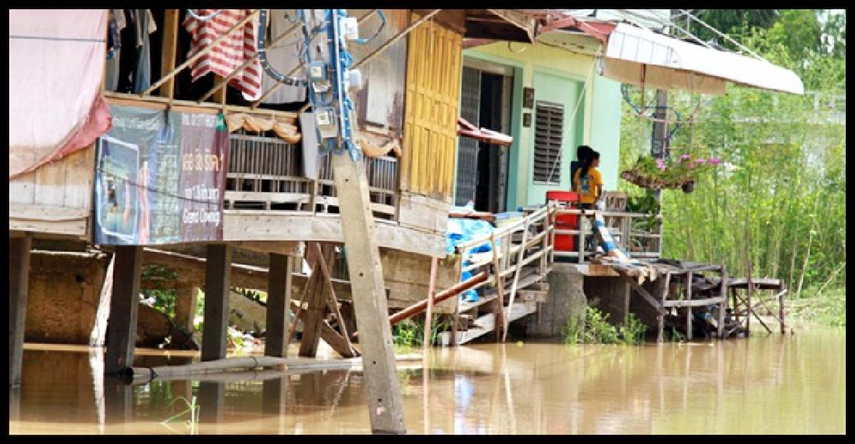 น้ำท่วม!พิจิตรอ่วม-นร.นั่งเรือไปเรียน