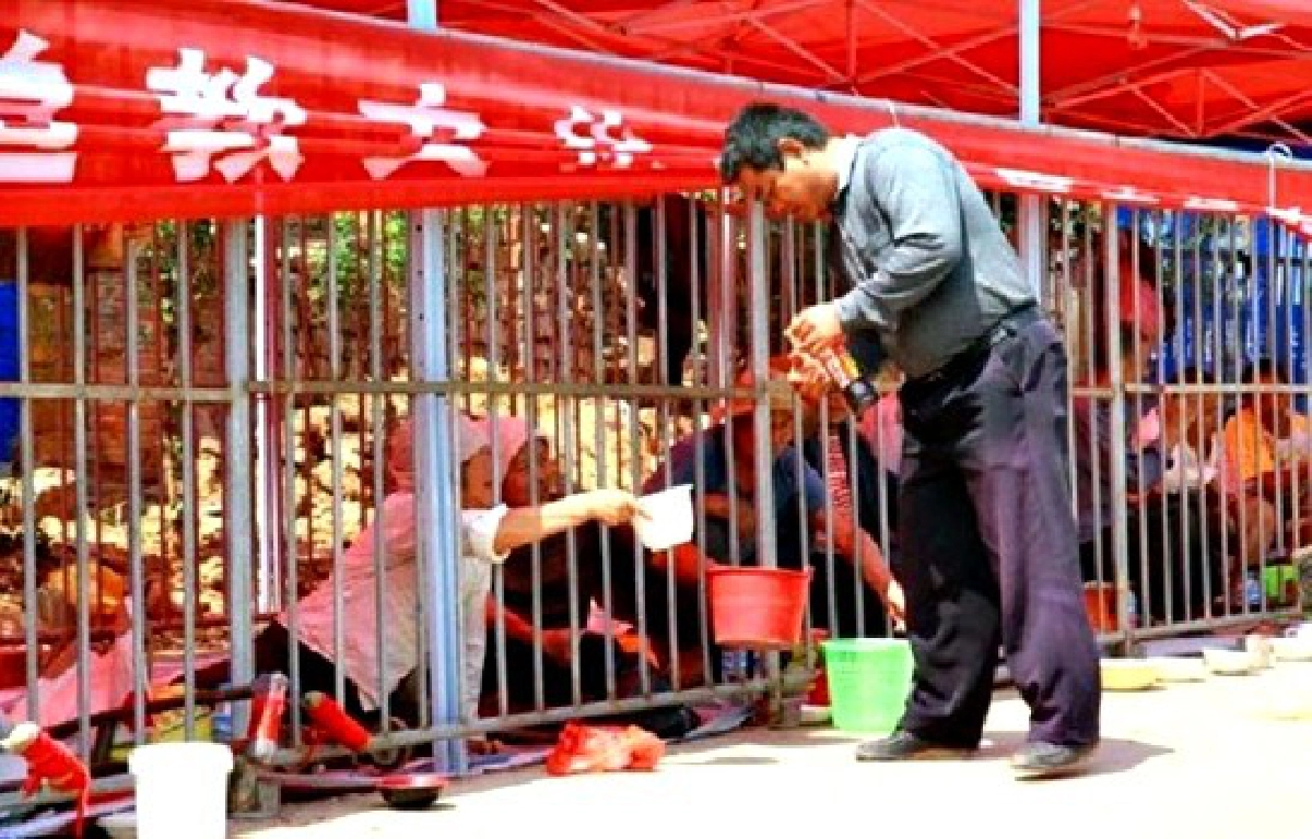 อึ้ง!จีนจับขอทานขังกรง-กันรบกวนนทท. อึ้ง!จีนจับขอทานขังกรง-กันรบกวนนทท.