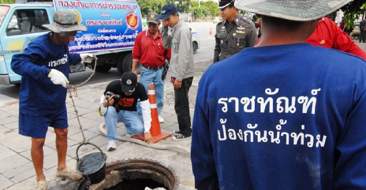 ปล่อยแถว!นักโทษลอกท่อระบายน้ำ