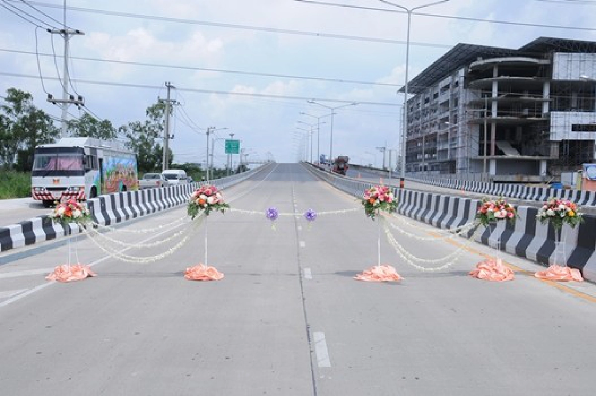 'สุขุมพันธุ์'เปิดสะพานข้ามวงแหวนตอ. 'สุขุมพันธุ์'เปิดสะพานข้ามวงแหวนตอ.