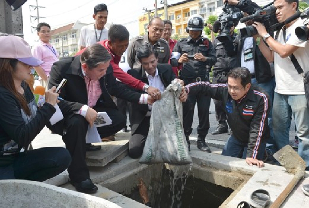 'เด็จพี่'ตรวจลอกท่อปัดเล่นการเมือง 'เด็จพี่'ตรวจลอกท่อปัดเล่นการเมือง