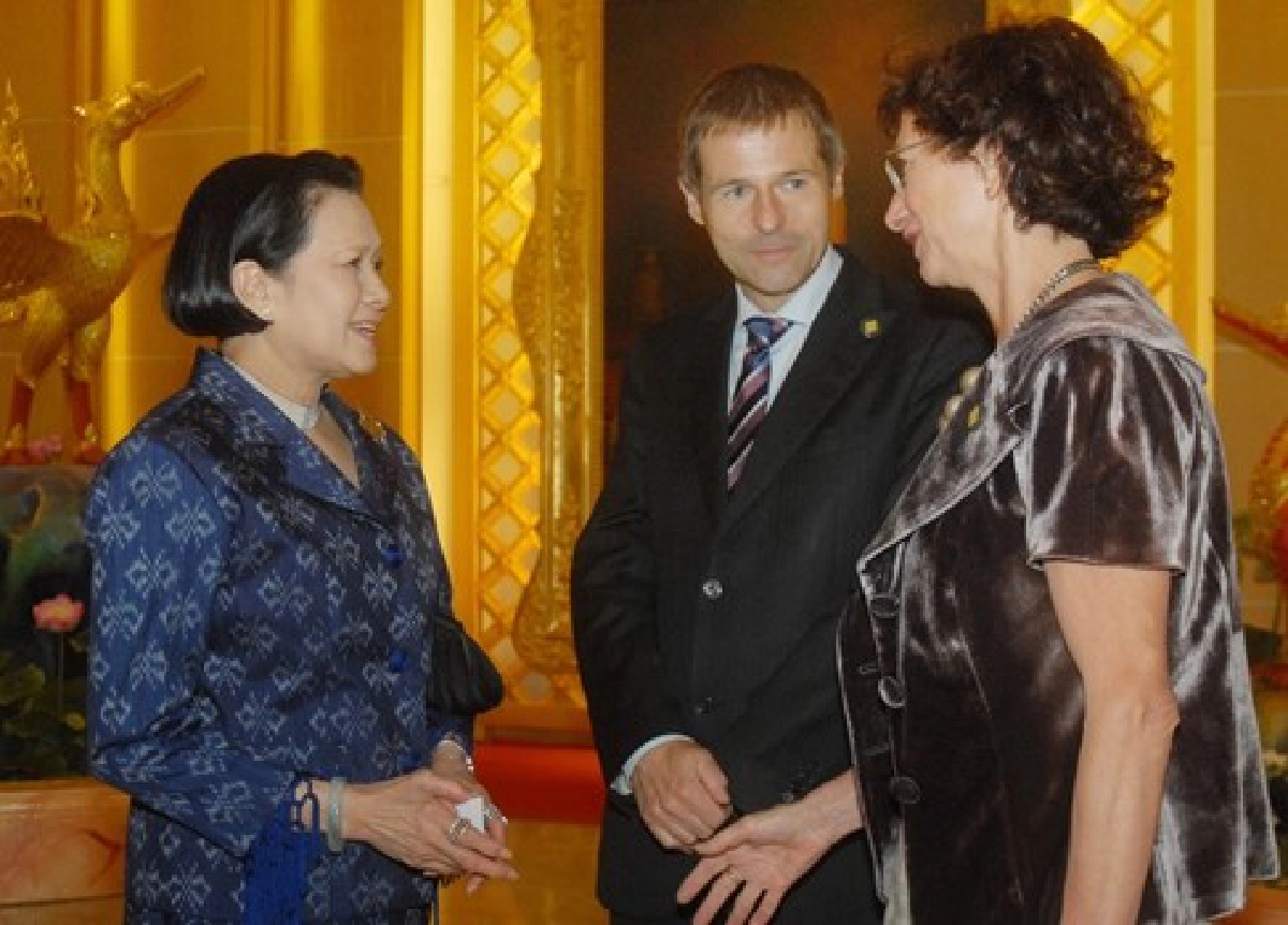 แขกเมืองทึ่งงานปักศิลปาชีพ แขกเมืองทึ่งงานปักศิลปาชีพ