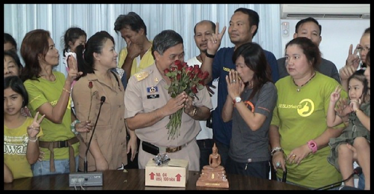 สาวใจร้อนโดดถีบ'นอภ.'รุดขอโทษ สาวใจร้อนโดดถีบ'นอภ.'รุดขอโทษ