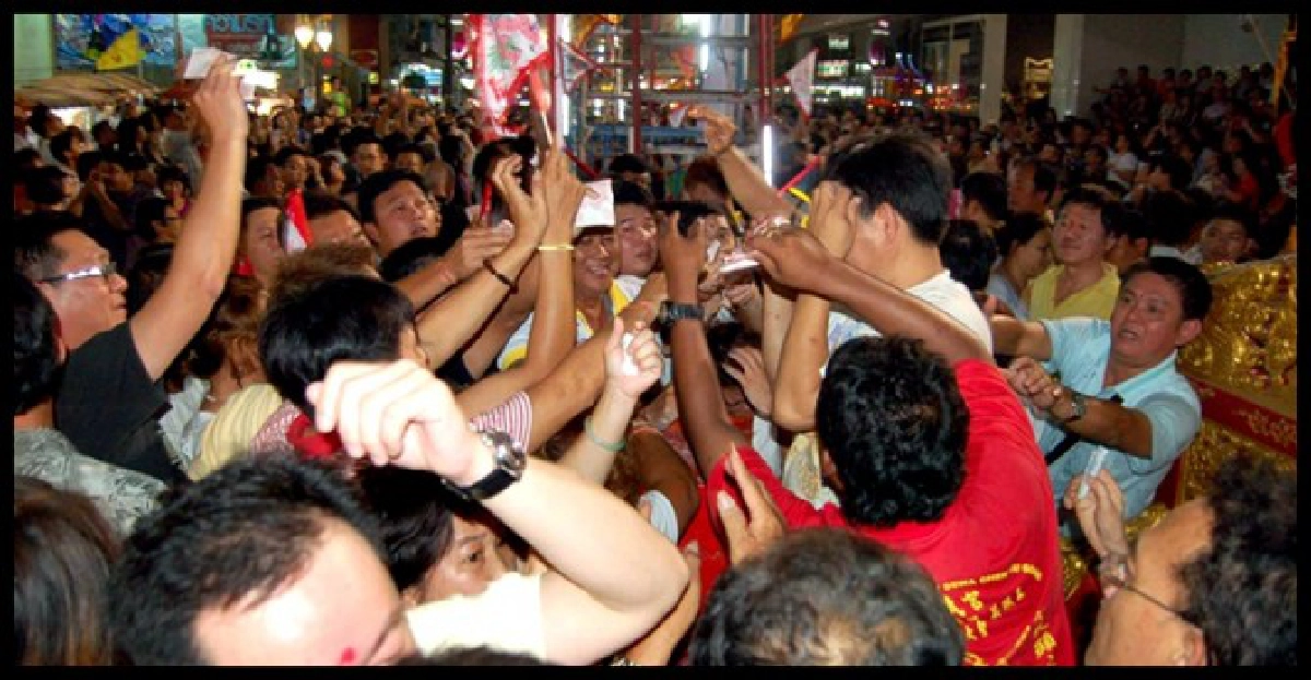 คึกคัก!นทท.แห่ชมม้าทรงไต่บันไดมีด คึกคัก!นทท.แห่ชมม้าทรงไต่บันไดมีด