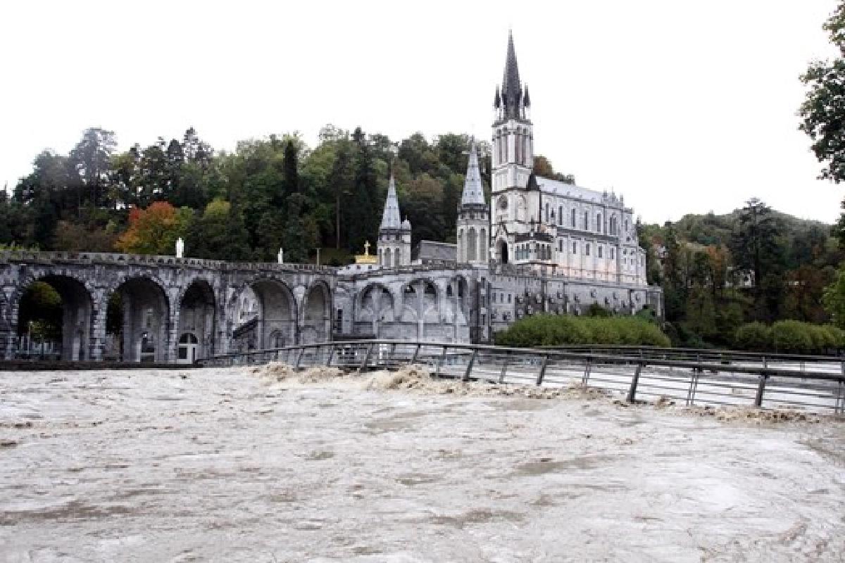 ฝนถล่ม!น้ำทะลักท่วมโบสถ์ฝรั่งเศส ฝนถล่ม!น้ำทะลักท่วมโบสถ์ฝรั่งเศส