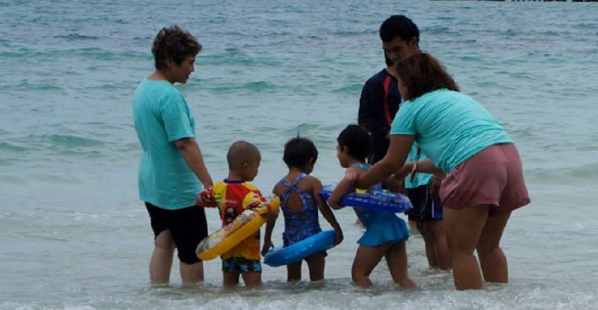 อาสาสมัครพาน้องเที่ยวหาด อาสาสมัครพาน้องเที่ยวหาด