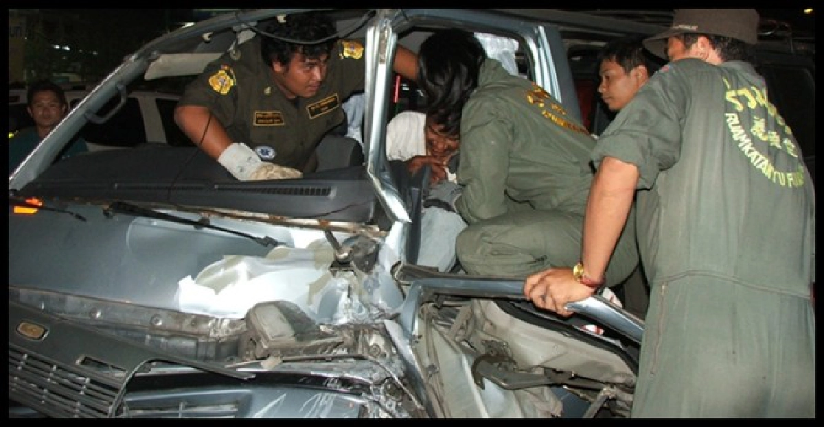หลับใน!รถตู้ซิ่งชนรวด6คันเจ็บ1