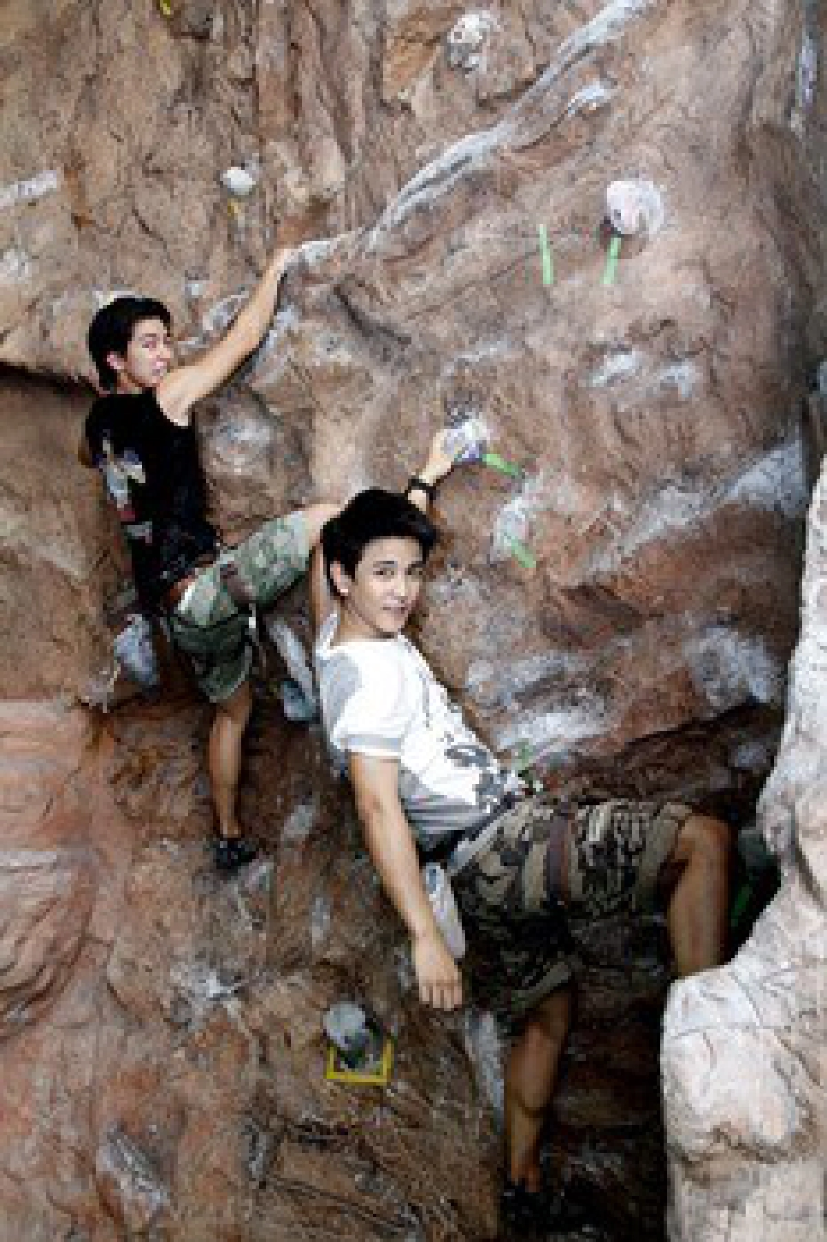 'กัน-โตโน่'โชว์ปีนหน้าผาท้าความเสียว 'กัน-โตโน่'โชว์ปีนหน้าผาท้าความเสียว