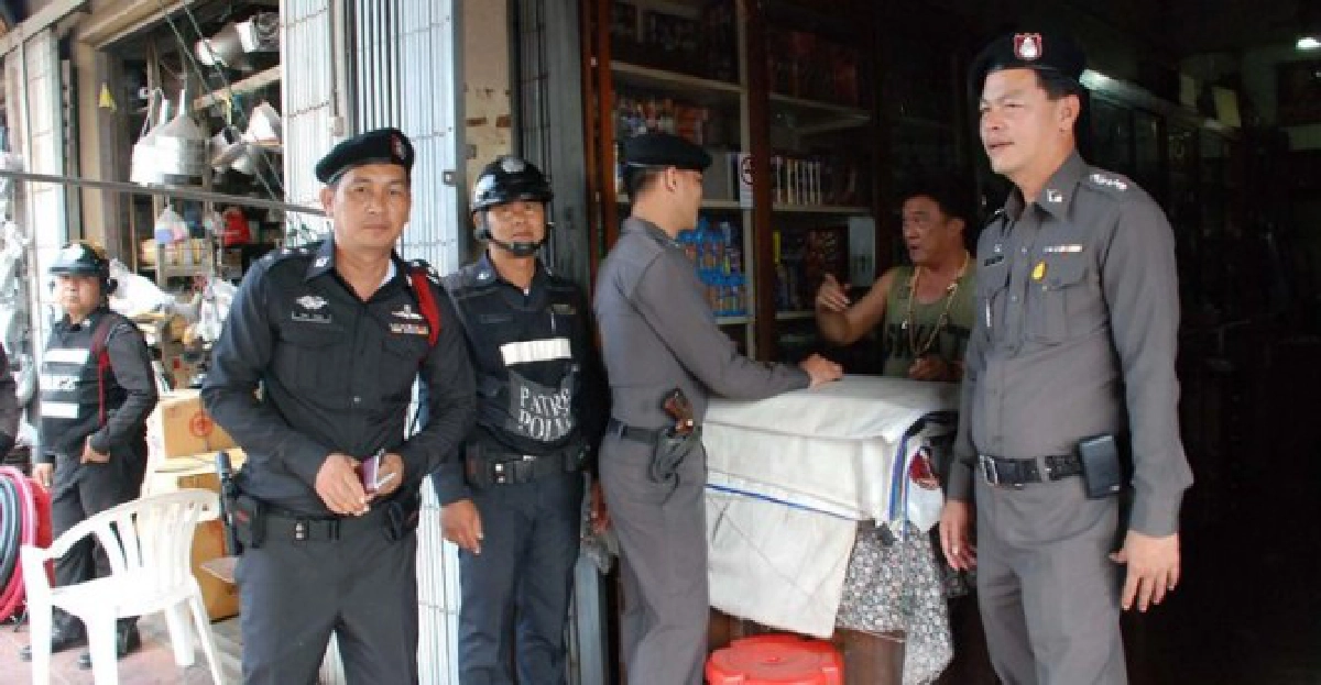 ตร.ตรวจร้านพลุป้องกันเหตุช่วงลอยกระทง