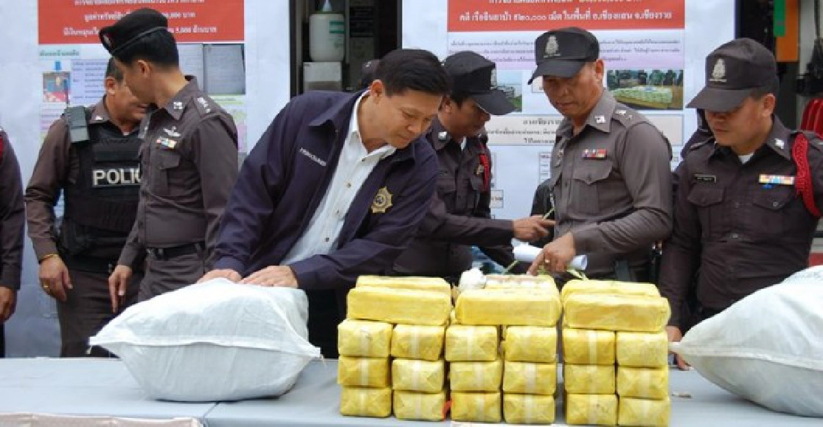 'พงศพัศ'แถลงจับยาบ้ากว่า8แสนเม็ด
'พงศพัศ'แถลงจับยาบ้ากว่า8แสนเม็ด