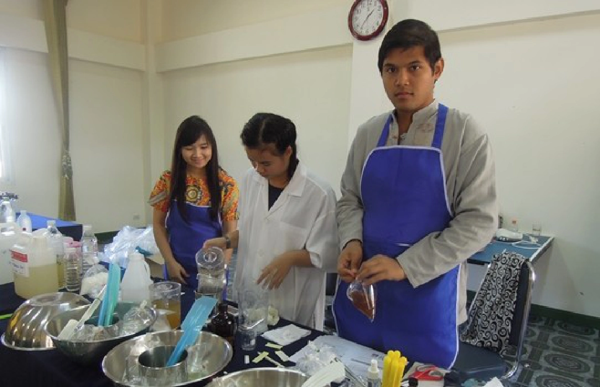 'ชัยพัฒนา-จีน'สอนทำผลิตภัณฑ์สมุนไพร 'ชัยพัฒนา-จีน'สอนทำผลิตภัณฑ์สมุนไพร